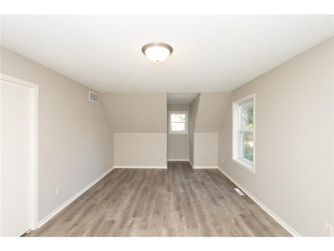 Building Photo - 2331 N Sheridan Ave