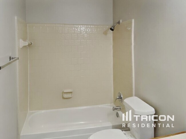 Building Photo - 1919 Creston Dr