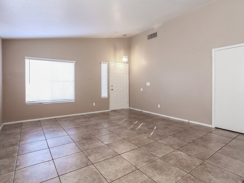 Building Photo - 5516 Cloudy Glen St