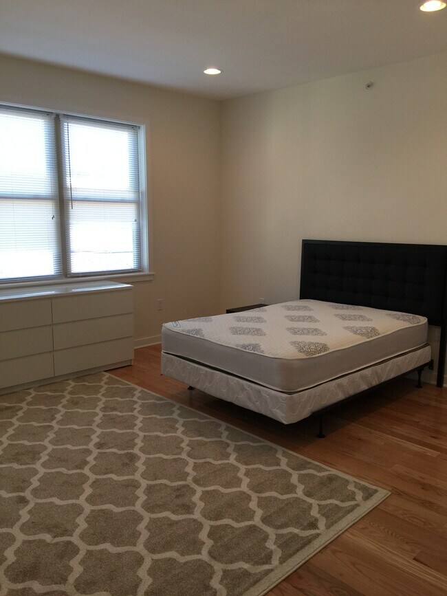 Building Photo - 526 N 36th St