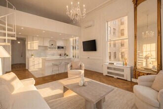 Building Photo - 3 E 9th St