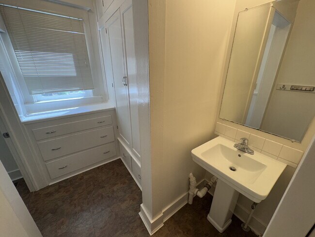Building Photo - 3 Bedroom, 1 Bathroom Brooklyn Home