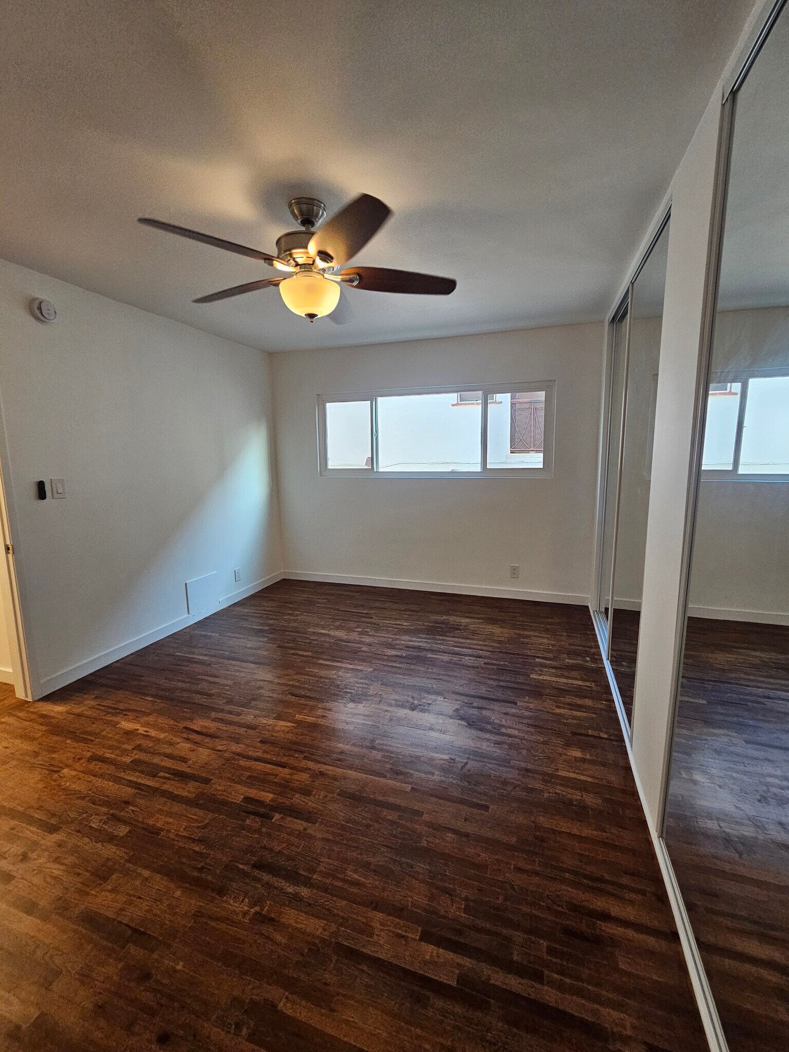 Building Photo - 1537 N Laurel Ave