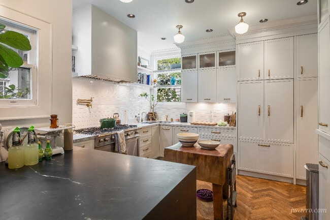 Building Photo - 241 Ashbury St