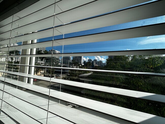 Building Photo - Large 1 Bedroom 1.5 Bath Condo - Steps from Fort Lauderdale Beach!