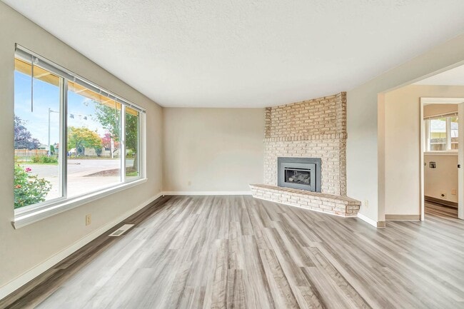 Building Photo - Savage / Ellis Duplex