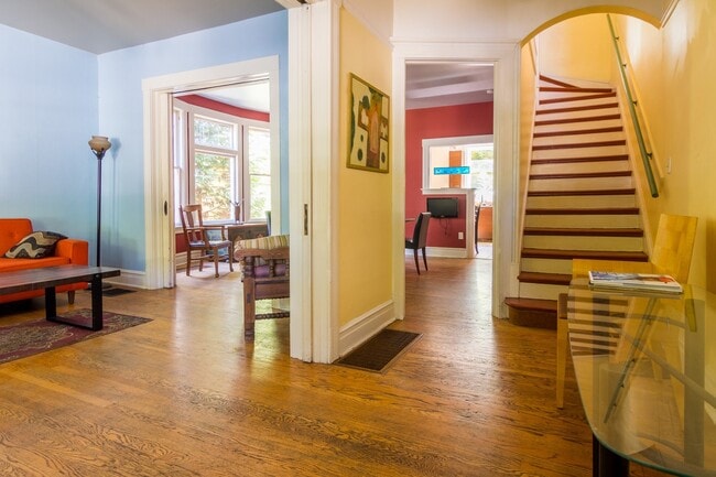 Building Photo - Furnished & Stylish 3 bedroom 1.5 bath home in bustling NW Portland  Available from March 15th- J...