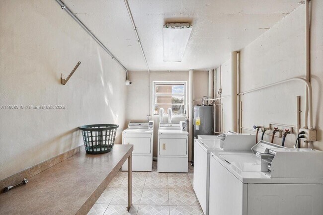 Building Photo - 609 NE 14th Ave