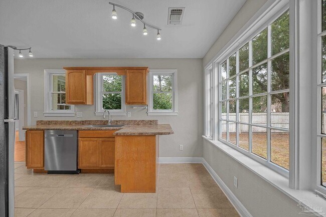 Building Photo - 830 W Moreno St