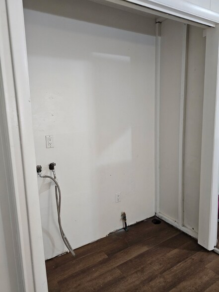 Building Photo - 165 Midway Dr