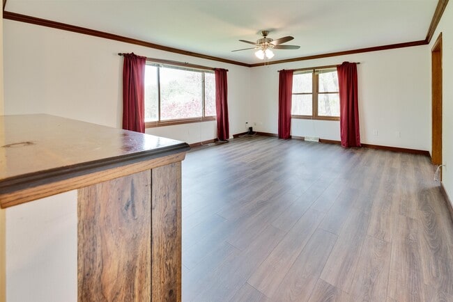 Building Photo - 1870 Sand Ridge Ct