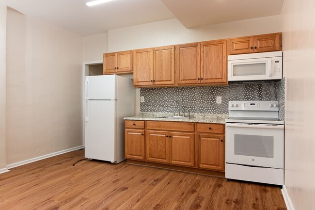 Building Photo - ???NEWLY RENOVATED 3 BEDROOM AND 1.5 BATHS...