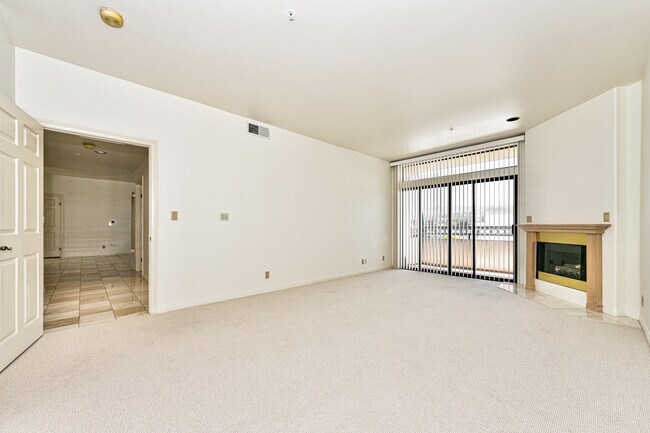 Building Photo - 5319 Lindley Ave