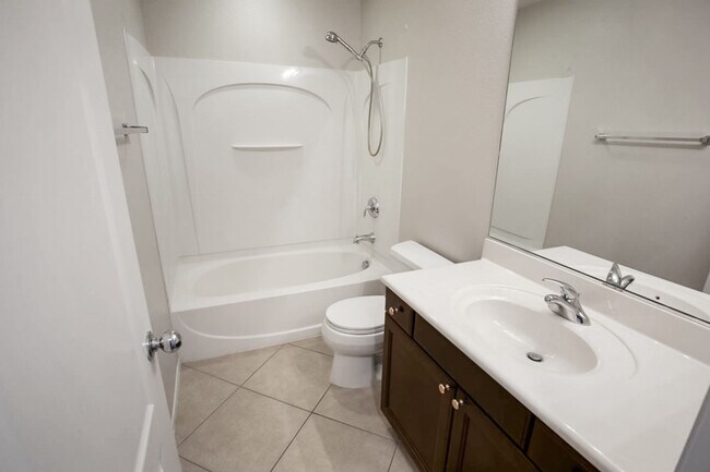 Building Photo - 4 Bedroom, 3 Den West Side Home
