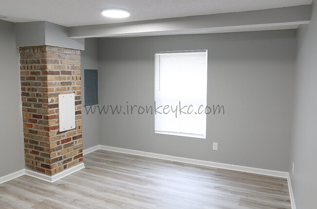 Building Photo - 5231 N Merrimac Ave