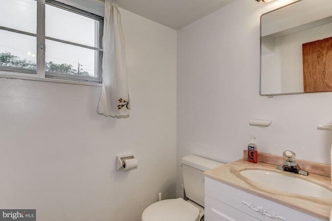 Building Photo - 335 N Madison St