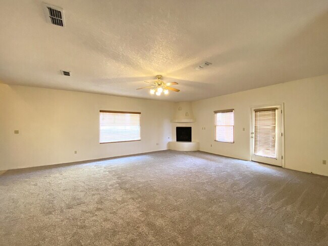 Building Photo - 4BR - PLUS LOFT and 3 CAR GARAGE
