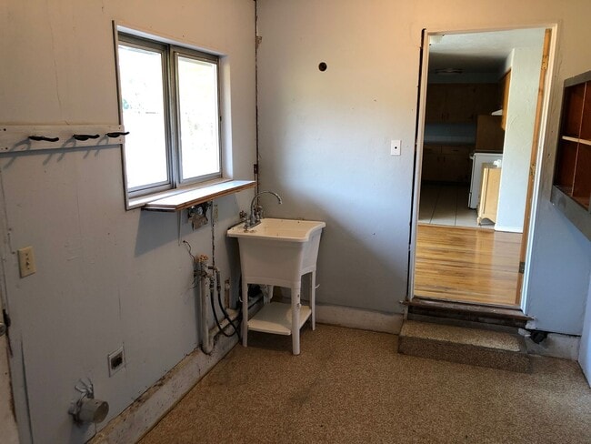 Building Photo - Updated 3 bedroom 1 1/2 bath home with a l...