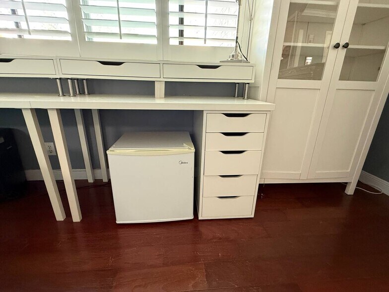 Building Photo - 21620 Burbank Blvd