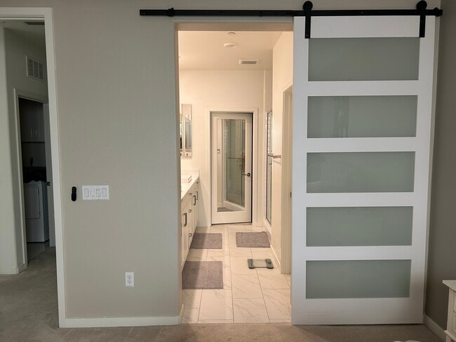 Building Photo - 212 Paramount