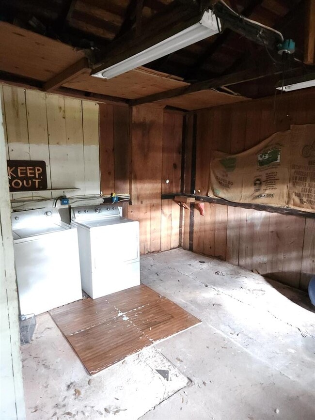 Building Photo - 910 E 13th St