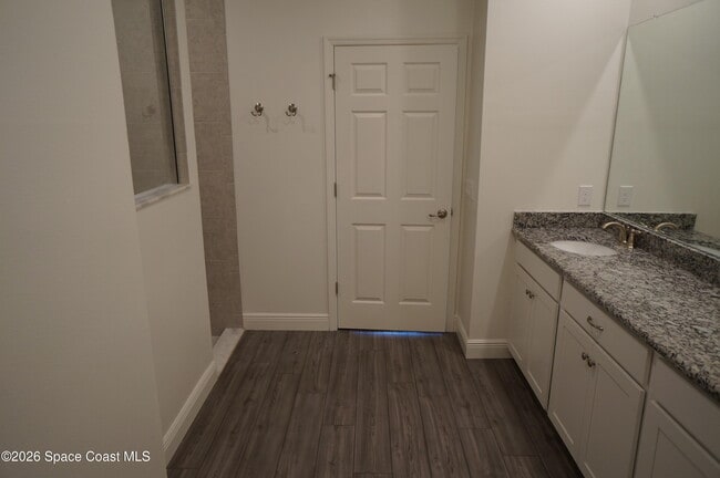 Building Photo - 153 Oakcrest Ave NE