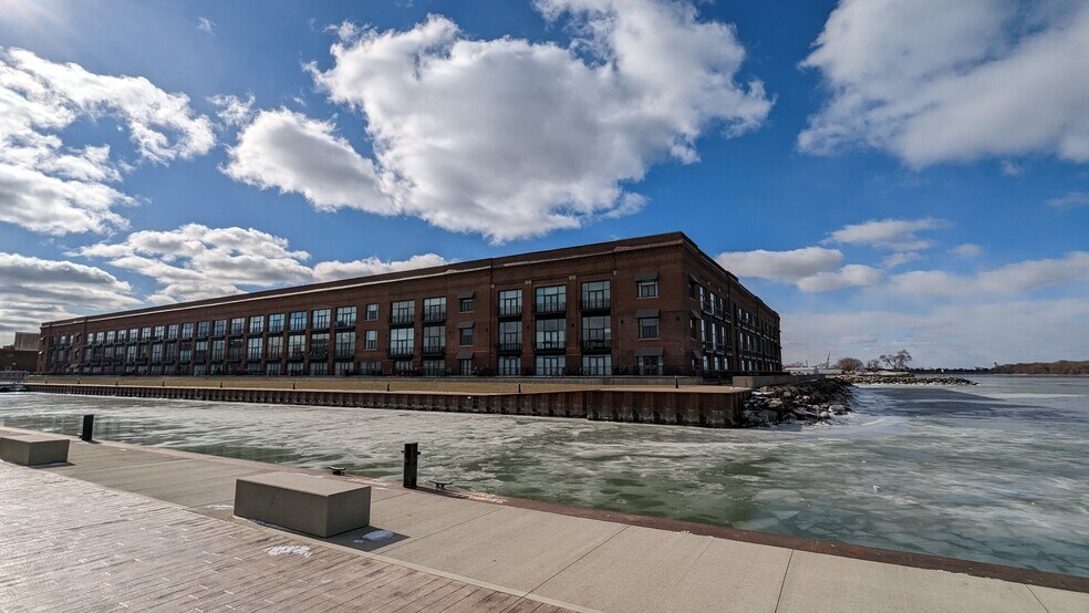 Building Photo - 401 W Shoreline Dr