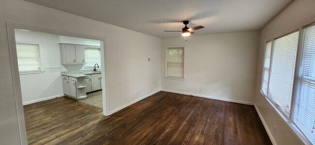 Building Photo - 3 bedroom home near base