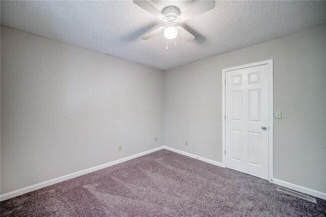 Building Photo - 4084 Hidden Hollow Dr