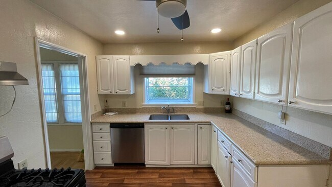 Building Photo - Charming 2 bedroom 1 bathroom home in Concord