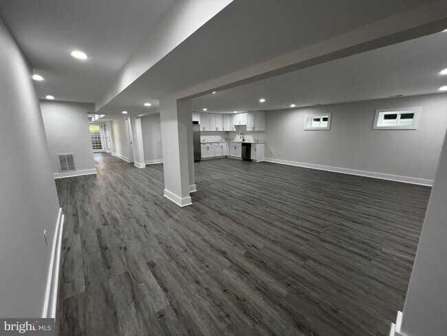 Building Photo - 920 Brompton St