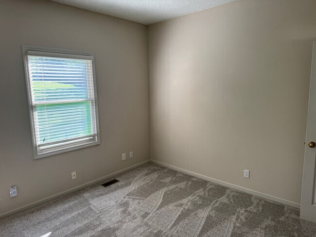 Building Photo - Four Bedroom Home Available in July - Fini...