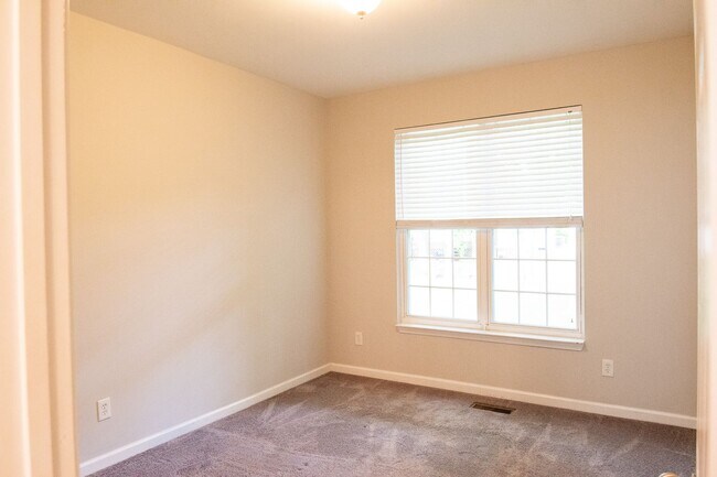Building Photo - Main level living in Murfreesboro!