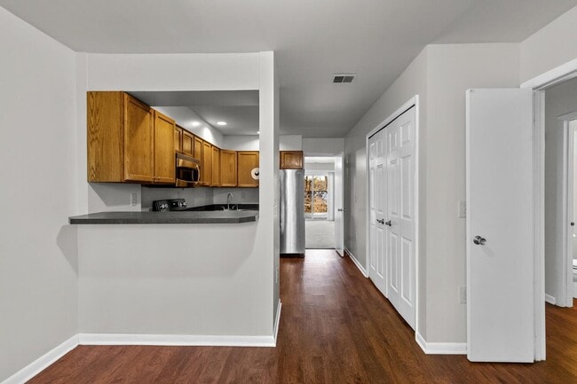Building Photo - Updated 1800+ sq/ft 3 bdrm 2.5 bath end unit townhome