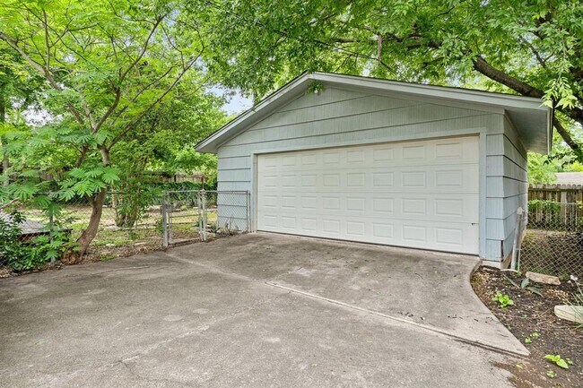 Building Photo - 1422 Yorkshire Dr