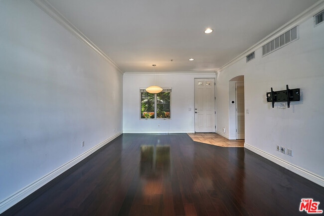 Building Photo - 851 N San Vicente Blvd