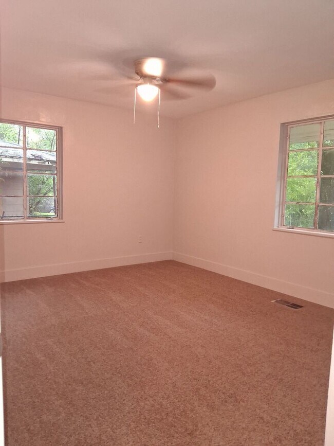 Building Photo - Nice 3 Bed 2 Bath South Jackson Rental on Oak Forest Dr
