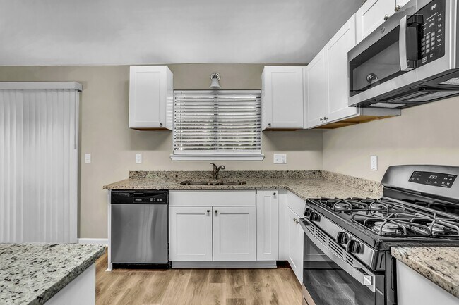 Building Photo - 755 Forest Path