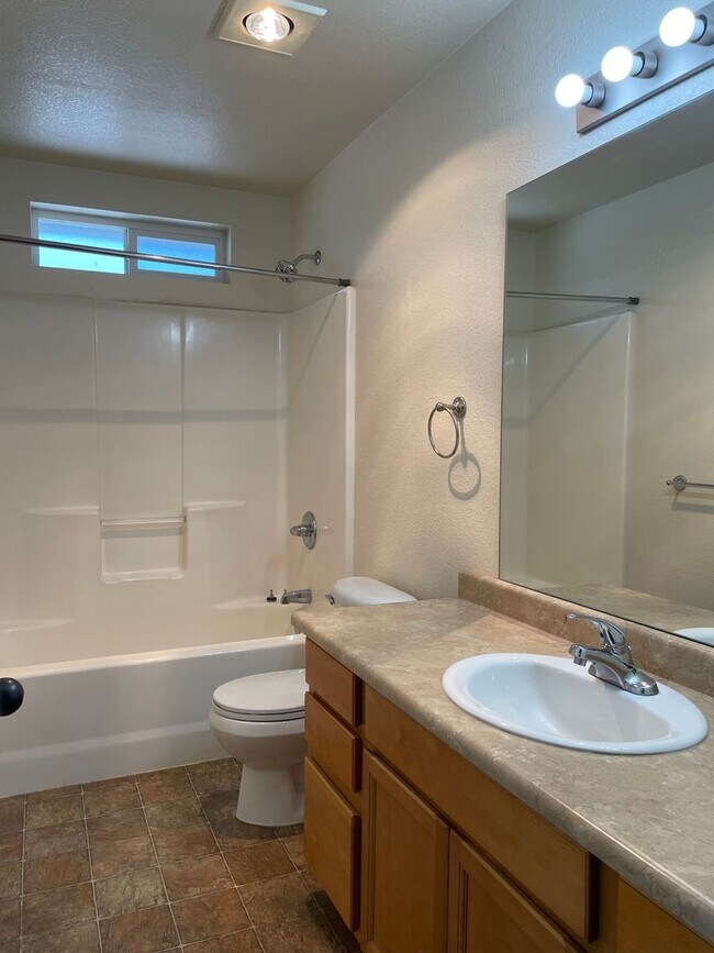 Building Photo - Very Nice 3 Bedroom 2.5 Bathroom Townhome ...