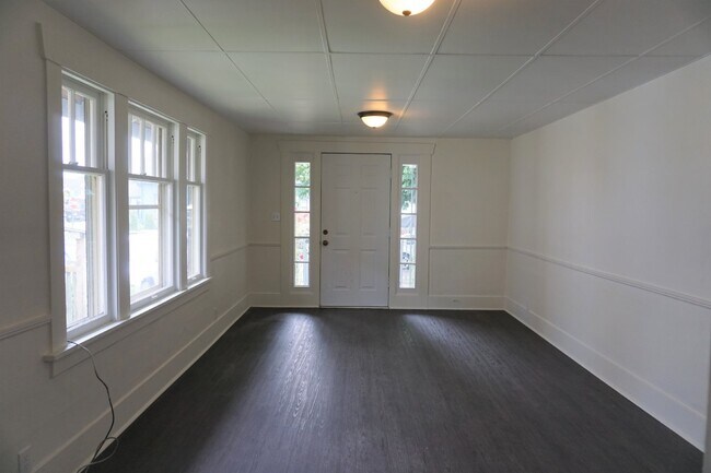 Building Photo - Centrally Located 3-bedroom, 1-bathroom in the Columbia Neighborhood.