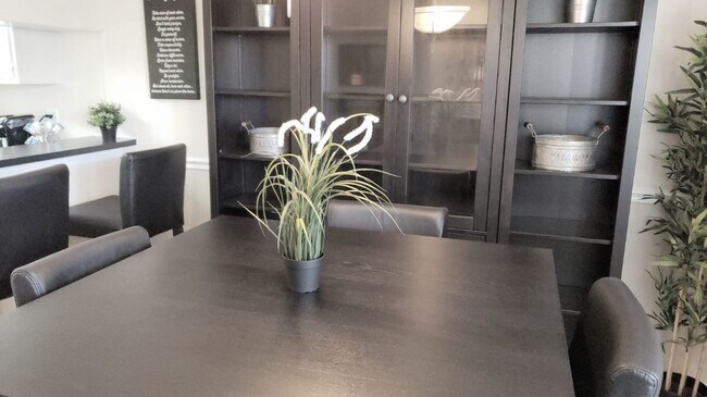 Building Photo - Beautiful  Furnished 1/1 condo x Rent  in Winter Park Next to Full Sail University !