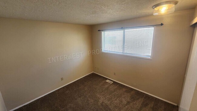 Building Photo - 3 bd 2 ba Ranch Style Beaverton Home with W/D in Unit, 2 Car Garage and Large Fenced Yard!