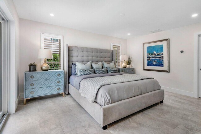 Building Photo - 2021 NW 3rd Ave