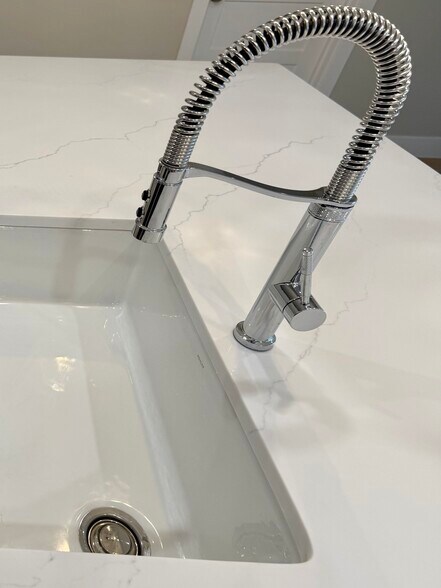 Building Photo - 906 Main St