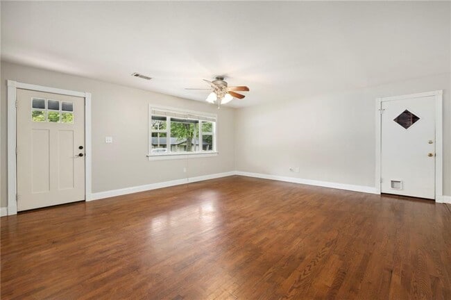 Building Photo - 2312 W Holly St