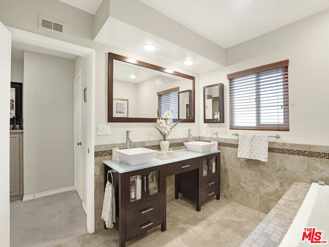 Building Photo - 19410 Shenango Dr