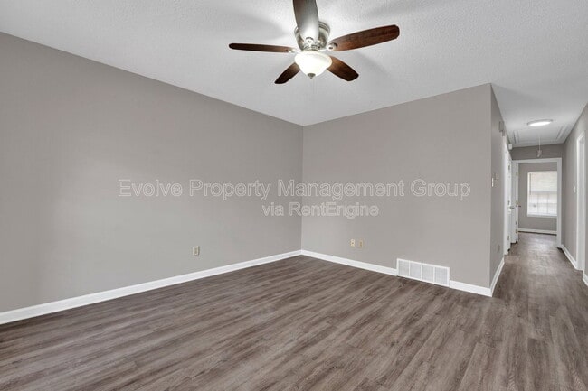 Building Photo - 3014 Meadows Ln