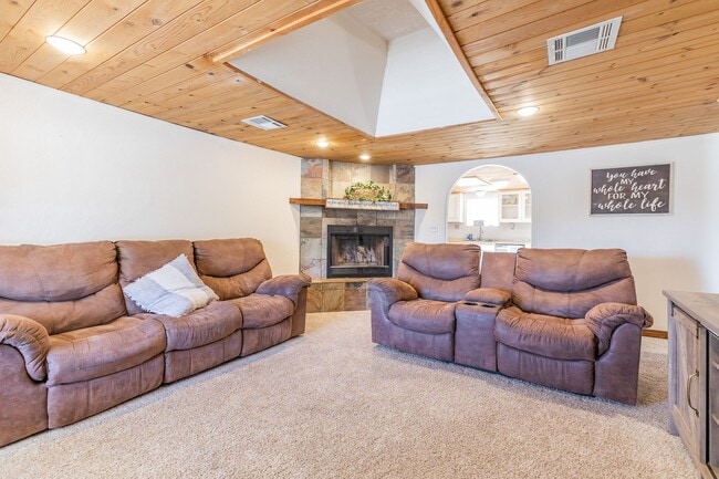 Building Photo - Private 3 bedroom, 1 bath with Large Fenced-in Backyard