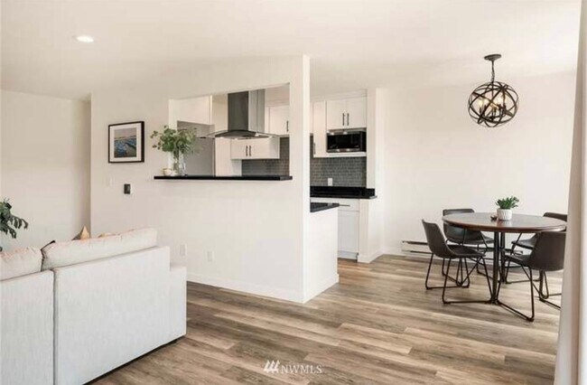 Building Photo - Magnolia Gem, Renovated for todays modern lifestyle