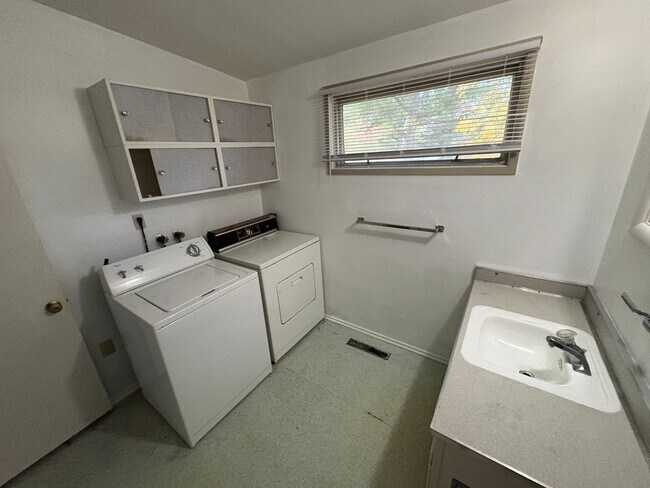 Building Photo - COMING SOON! Meadowlane neighborhood, Fenced Backyard, Laundry included